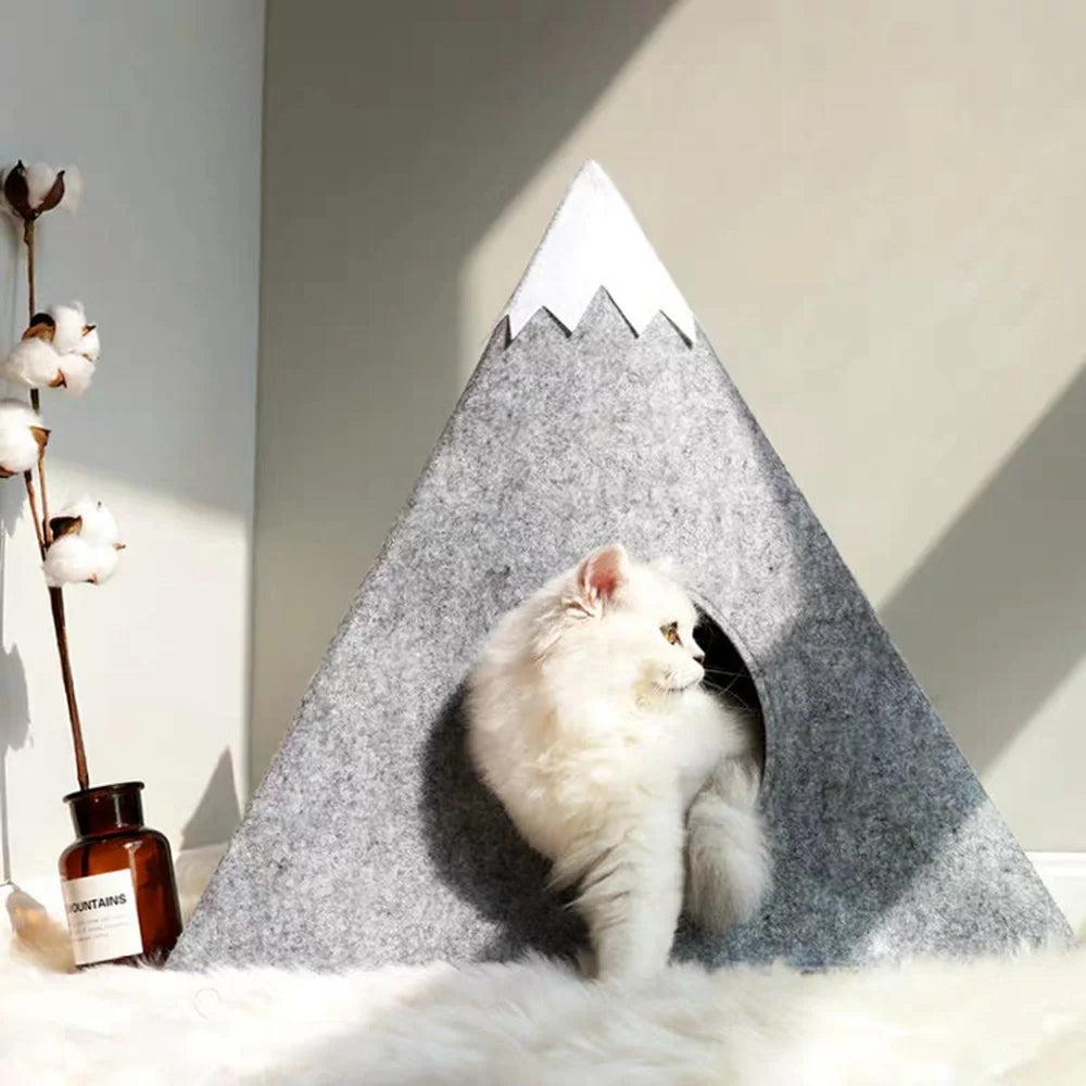 Cama para gatos de fieltro que imita una cama cueva para gatos de montaña cubierta de nieve