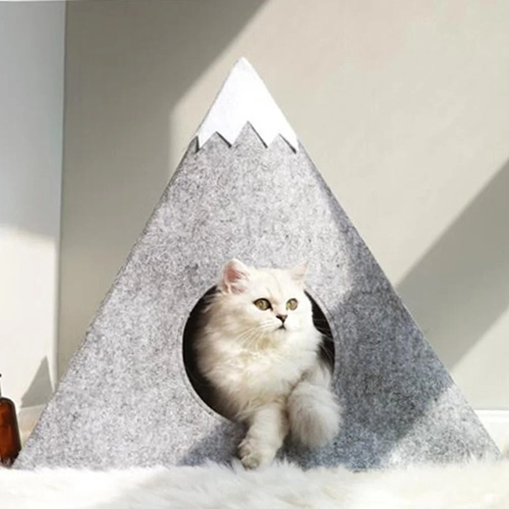 Cama para gatos de fieltro que imita una cama cueva para gatos de montaña cubierta de nieve