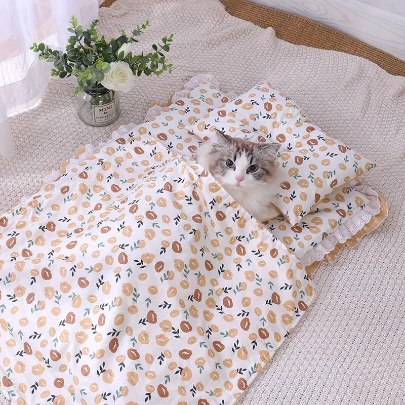 Lit pour chat mignon avec un oreiller et des draps couverts lit pour chat fleur fruit licorne bleu et bleu plaid